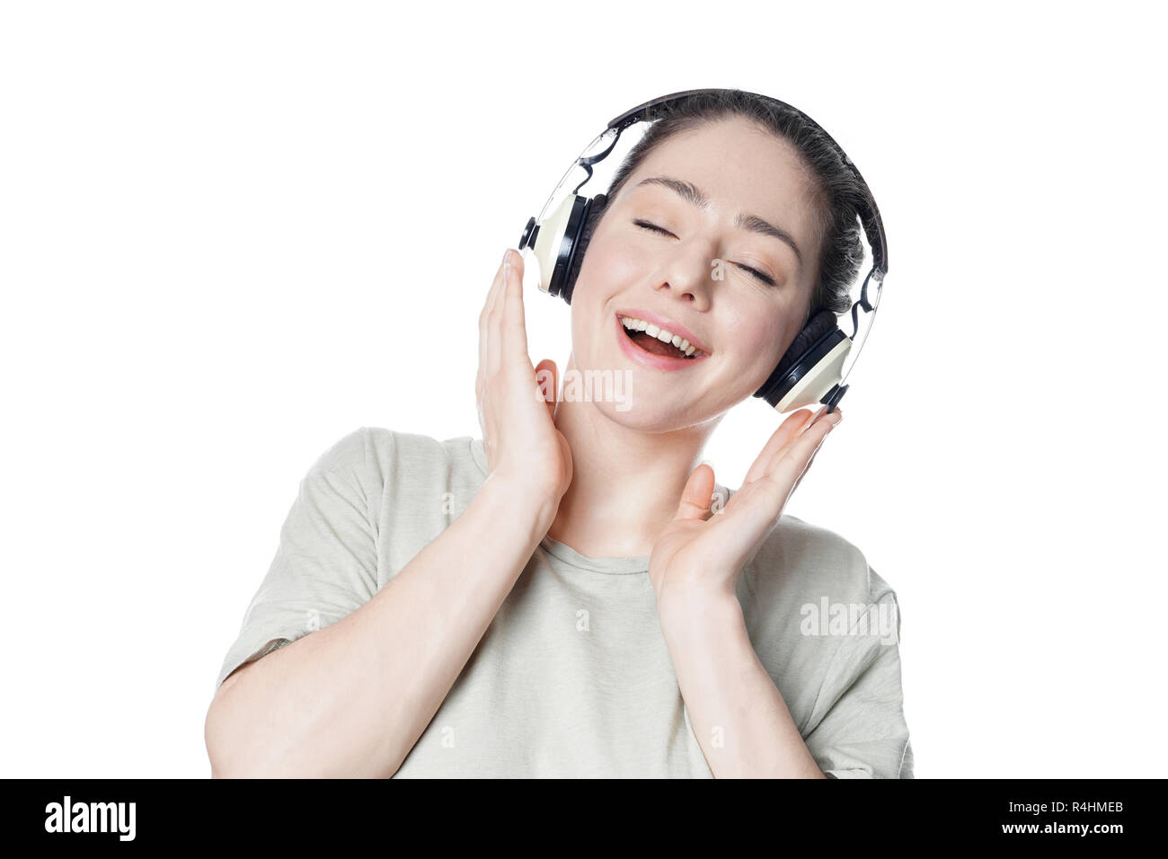 Felice giovane donna l'ascolto di musica con le cuffie Foto Stock