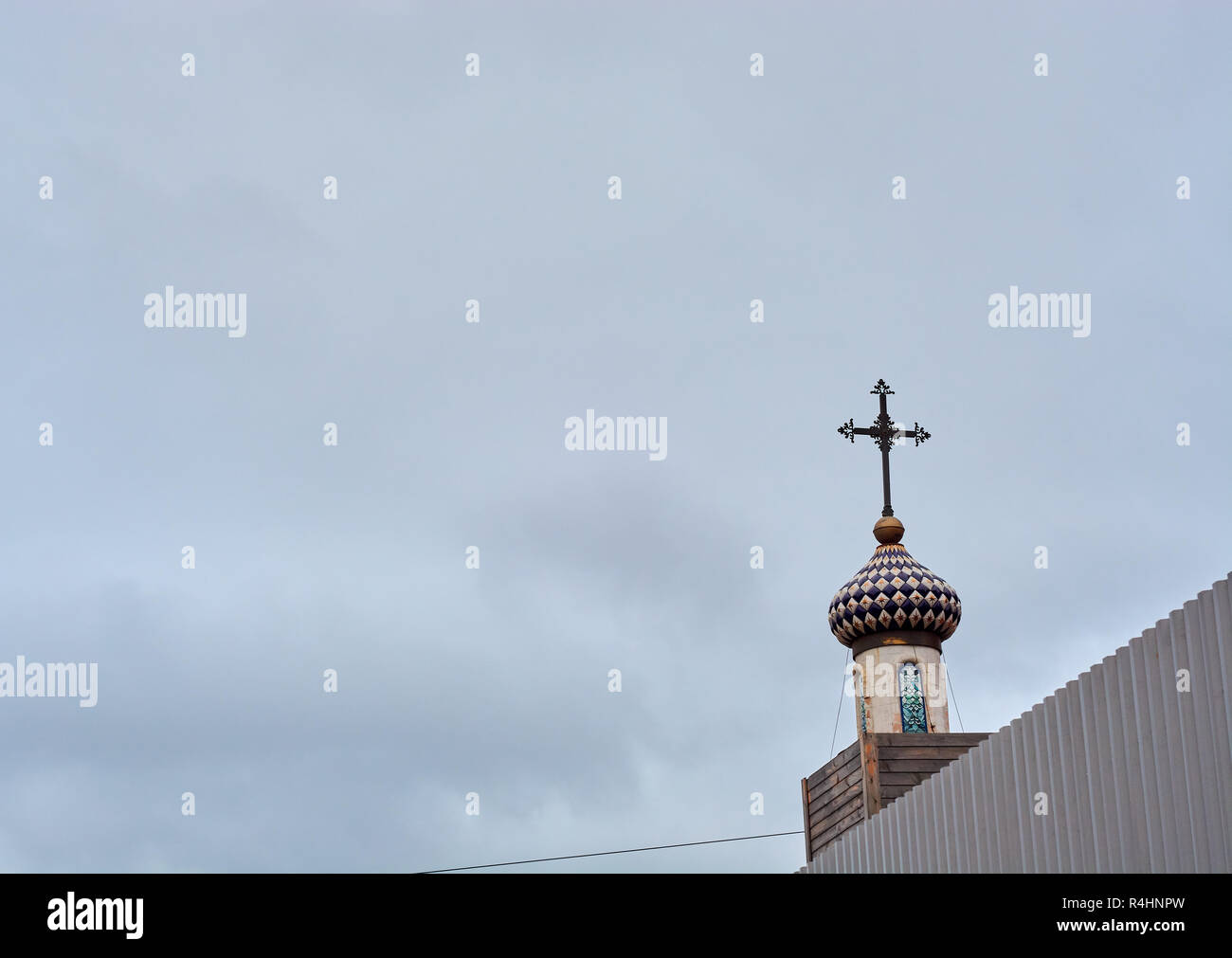 Tempio di mattoni contro il cielo con mura distrutte Foto Stock
