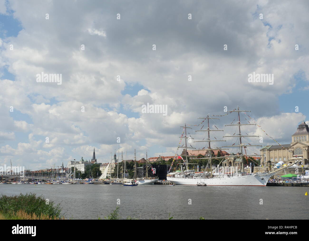 Le navi a vela vicino al terrapieno su uno sfondo con cielo Foto Stock