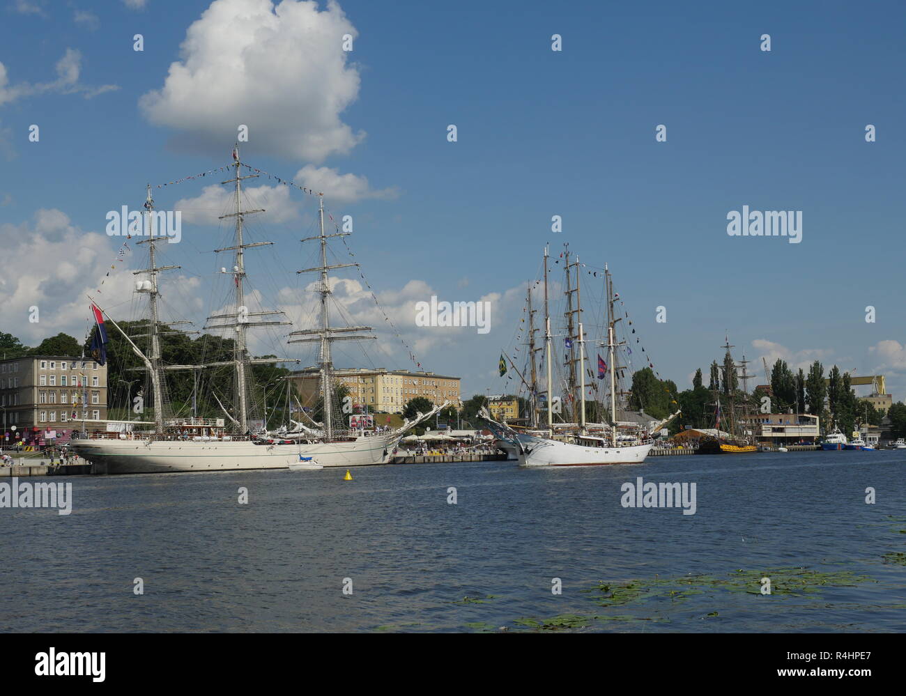 Le navi a vela vicino al terrapieno su uno sfondo con cielo Foto Stock