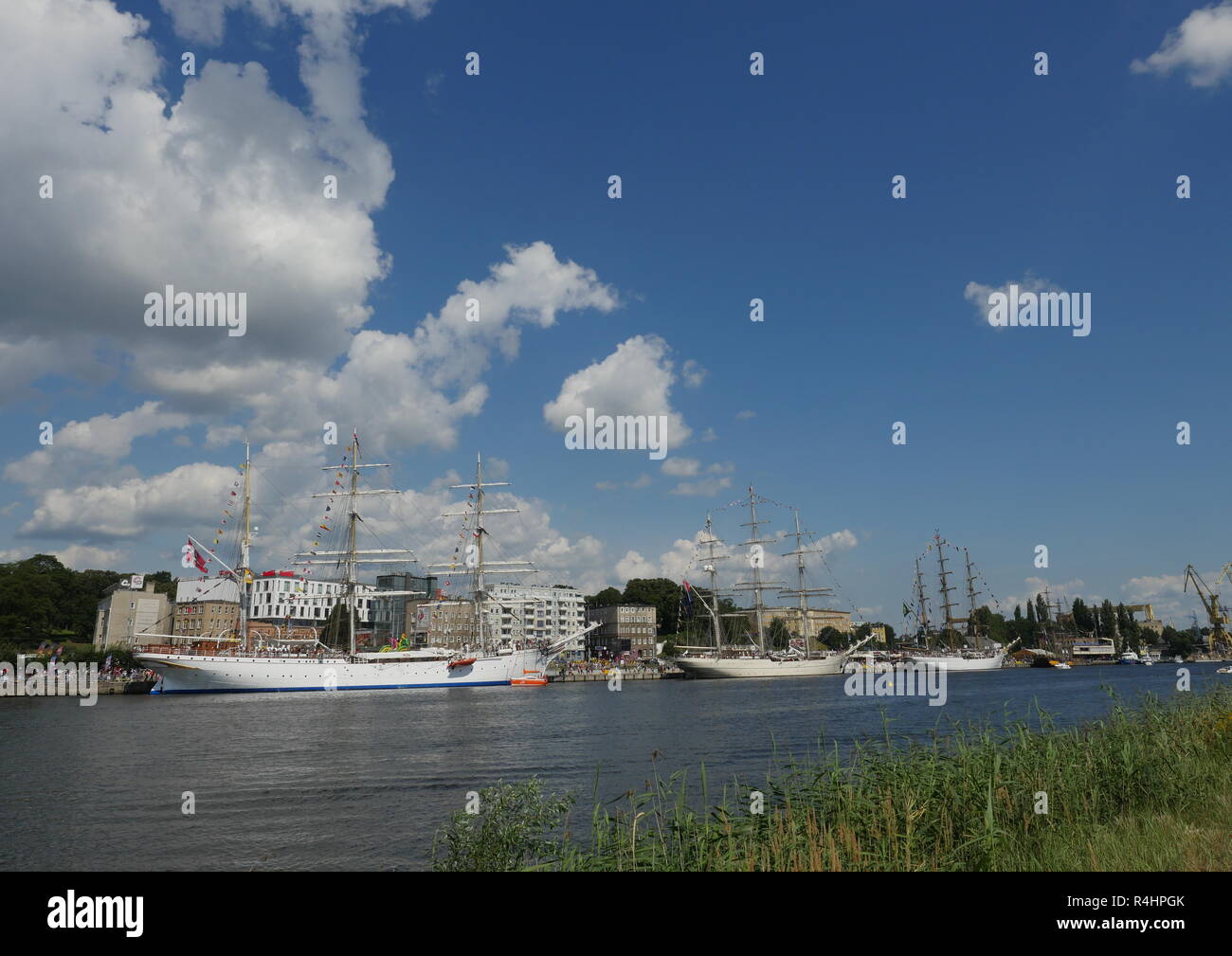 Le navi a vela vicino al terrapieno su uno sfondo con cielo Foto Stock