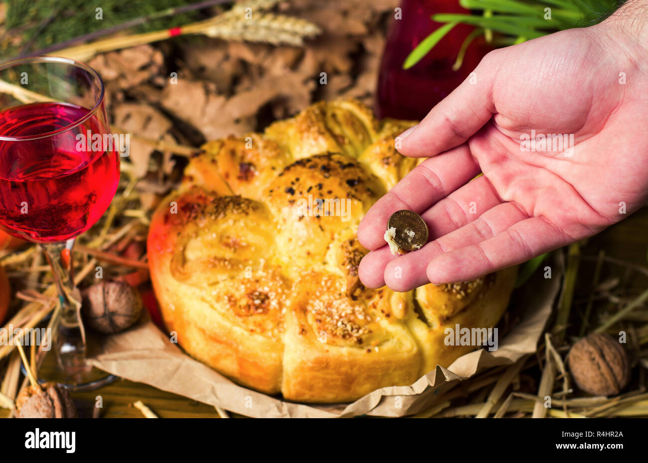 Persona ricerca di monete in ortodossi la vigilia di Natale il pane Foto Stock