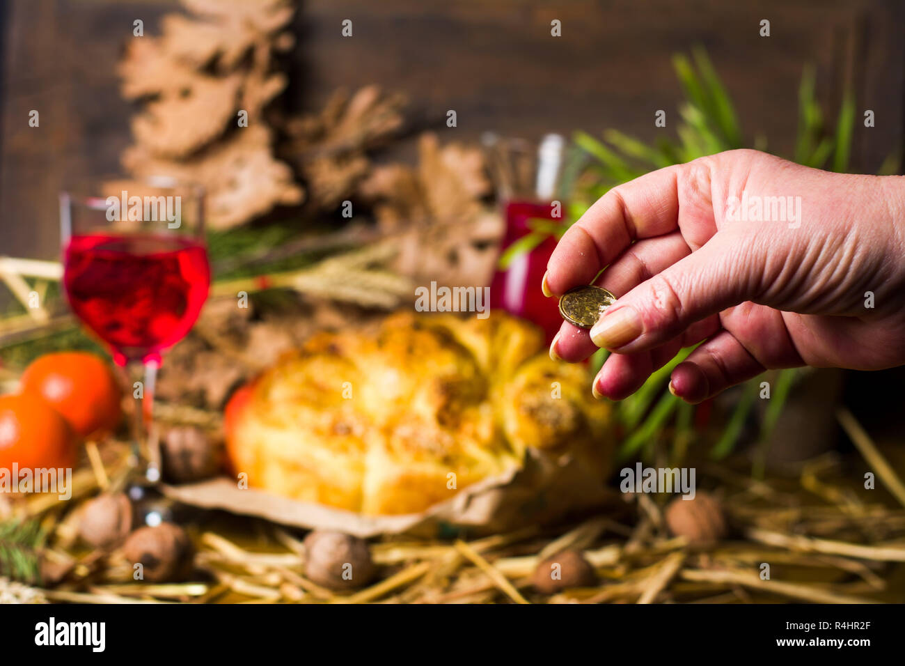 Persona ricerca di monete in ortodossi la vigilia di Natale il pane Foto Stock