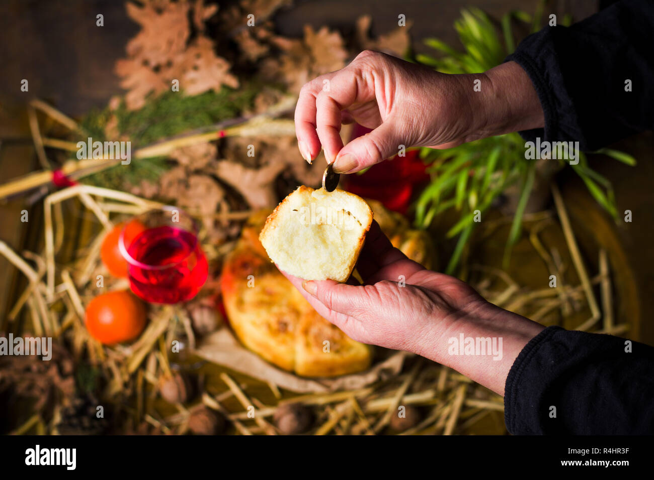 Persona ricerca di monete in ortodossi la vigilia di Natale il pane Foto Stock