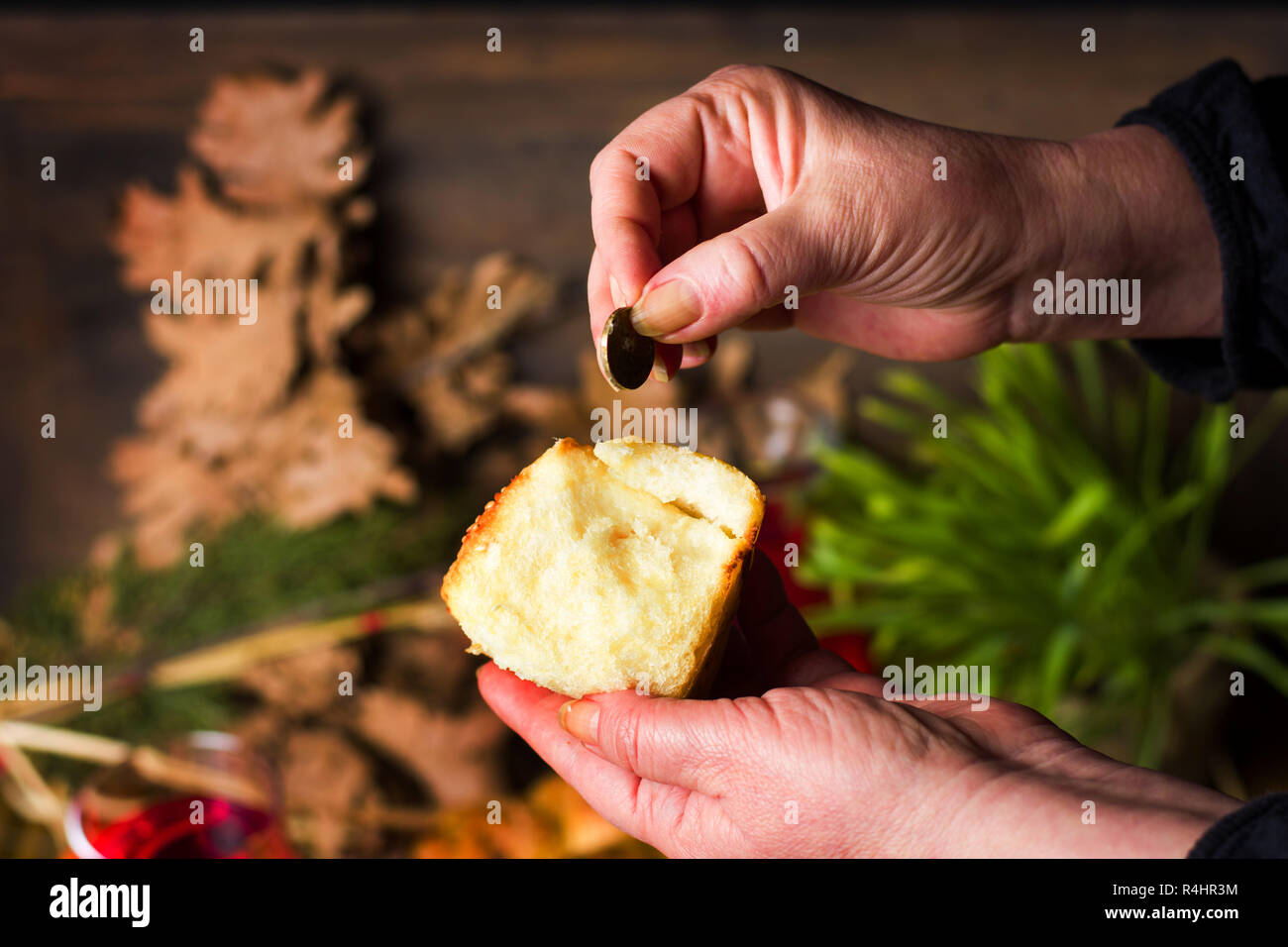 Persona ricerca di monete in ortodossi la vigilia di Natale il pane Foto Stock