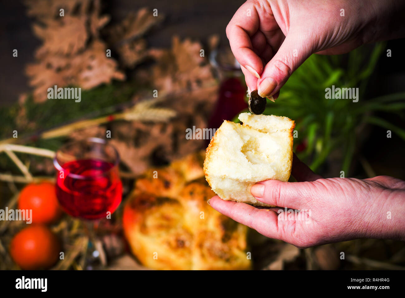 Persona ricerca di monete in ortodossi la vigilia di Natale il pane Foto Stock