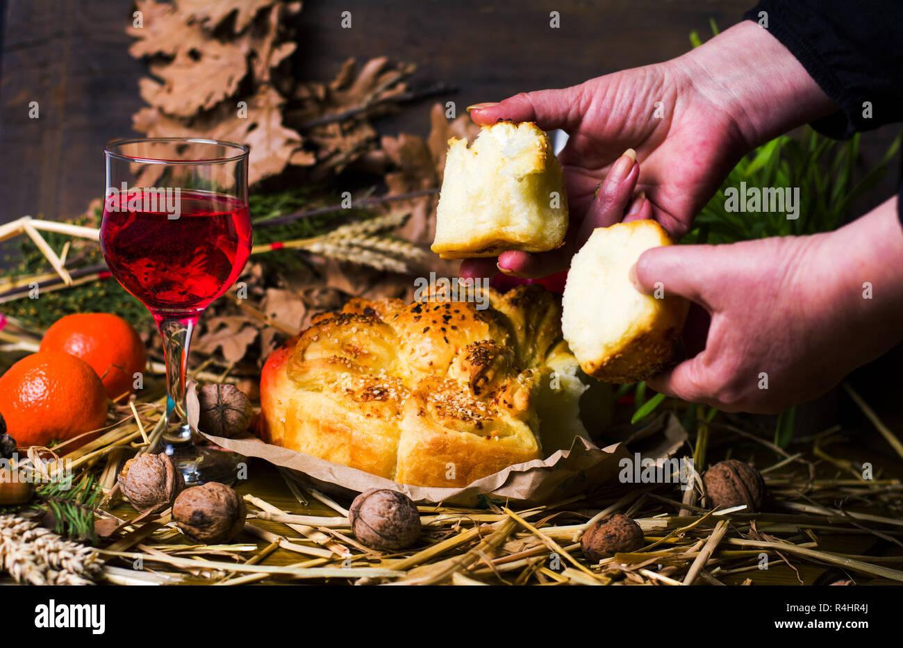 Donna ortodossa di sdoppiamento della vigilia di Natale il pane closeup Foto Stock