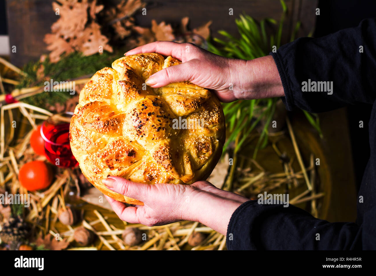 Donna che mantiene gli ortodossi la vigilia di Natale il pane closeup Foto Stock