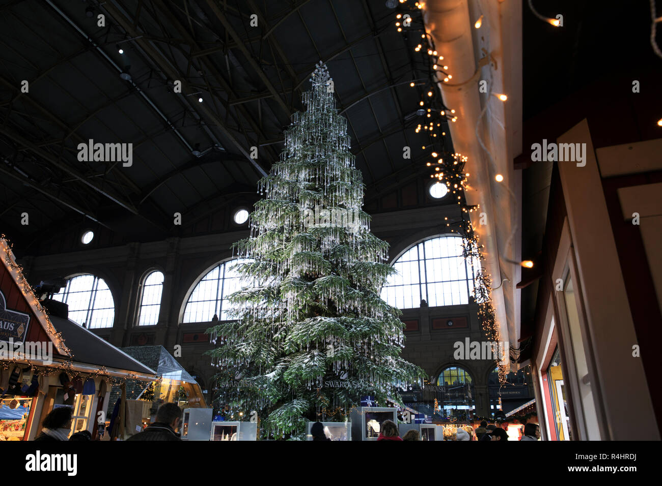 Un gigantesco albero di Natale, drappeggiati con Swarovski gioielli,  attrazione principale di Zurigo il mercatino di Natale a Zurigo stazione  ferroviaria, Zurigo, Svizzera, Eur Foto stock - Alamy