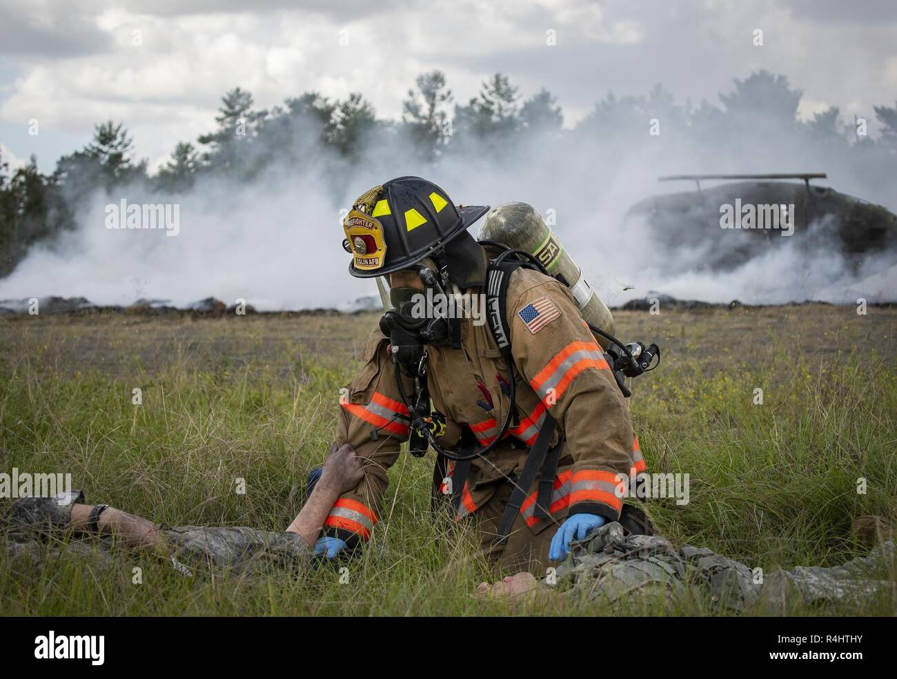 Un 96ala prova pompiere parla con le vittime di una simulazione di elicottero incidente durante un incidente di massa esercizio ottobre 3 a Eglin Air Force Base, Fla. Sistema comunitario di esercitare nel profondo della gamma Eglin compresi 96TW primi responder, 6 Ranger del battaglione di formazione personale e di Okala County primi responder tra gli altri. L'esercizio di valutazione azioni Ranger e la base e le risposte locali sia per la caduta di un fulmine e elicottero incidente. Foto Stock