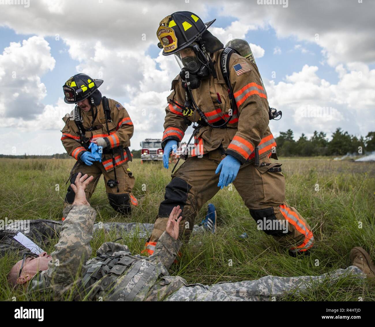 96Test ala approccio vigili del fuoco simulato un elicottero incidente vittima durante un incidente di massa esercizio ottobre 3 a Eglin Air Force Base, Fla. Sistema comunitario di esercitare nel profondo della gamma Eglin compresi 96TW primi responder, 6 Ranger del battaglione di formazione personale e di Okala County primi responder tra gli altri. L'esercizio di valutazione azioni Ranger e la base e le risposte locali sia per la caduta di un fulmine e elicottero incidente. Foto Stock