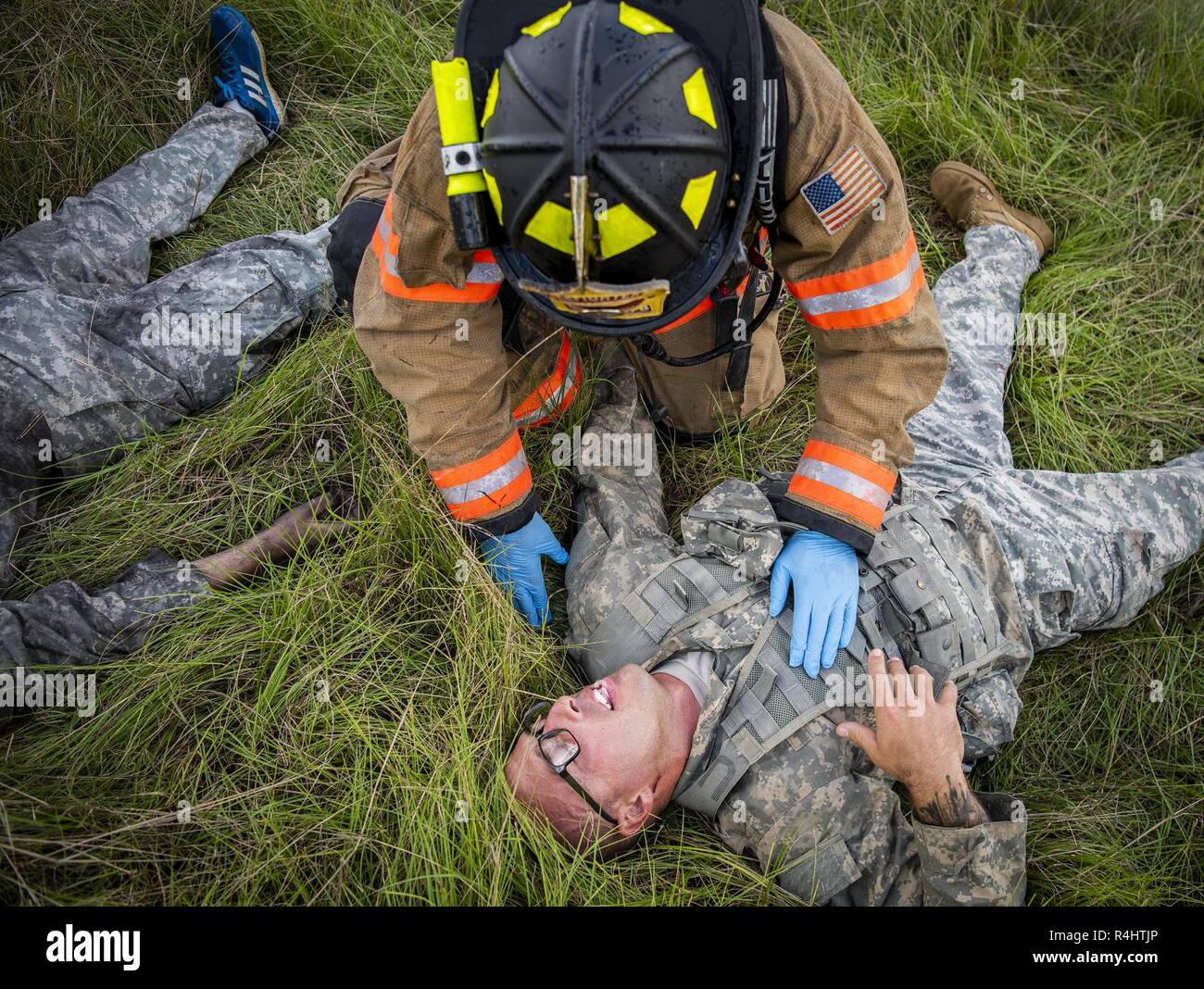 Un 96ala prova pompiere controlli su una simulazione di elicottero incidente vittima durante un incidente di massa esercizio ottobre 3 a Eglin Air Force Base, Fla. Sistema comunitario di esercitare nel profondo della gamma Eglin compresi 96TW primi responder, 6 Ranger del battaglione di formazione personale e di Okala County primi responder tra gli altri. L'esercizio di valutazione azioni Ranger e la base e le risposte locali sia per la caduta di un fulmine e elicottero incidente. Foto Stock