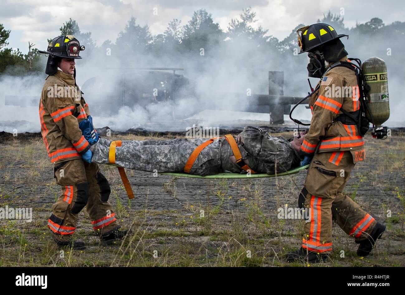 96Test vigili del fuoco ala di effettuare una simulazione di elicottero incidente vittima durante un incidente di massa esercizio ottobre 3 a Eglin Air Force Base, Fla. Sistema comunitario di esercitare nel profondo della gamma Eglin compresi 96TW primi responder, 6 Ranger del battaglione di formazione personale e di Okala County primi responder tra gli altri. L'esercizio di valutazione azioni Ranger e la base e le risposte locali sia per la caduta di un fulmine e elicottero incidente. Foto Stock