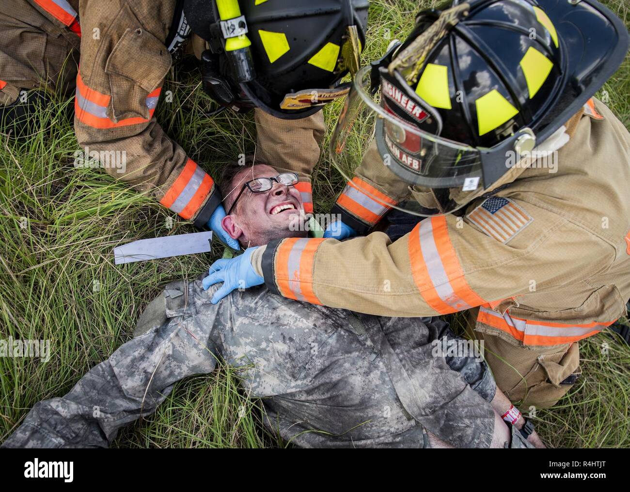 96ala prova i vigili del fuoco si muovono una simulazione di elicottero incidente vittima durante un incidente di massa esercizio ottobre 3 a Eglin Air Force Base, Fla. Sistema comunitario di esercitare nel profondo della gamma Eglin compresi 96TW primi responder, 6 Ranger del battaglione di formazione personale e di Okala County primi responder tra gli altri. L'esercizio di valutazione azioni Ranger e la base e le risposte locali sia per la caduta di un fulmine e elicottero incidente. Foto Stock