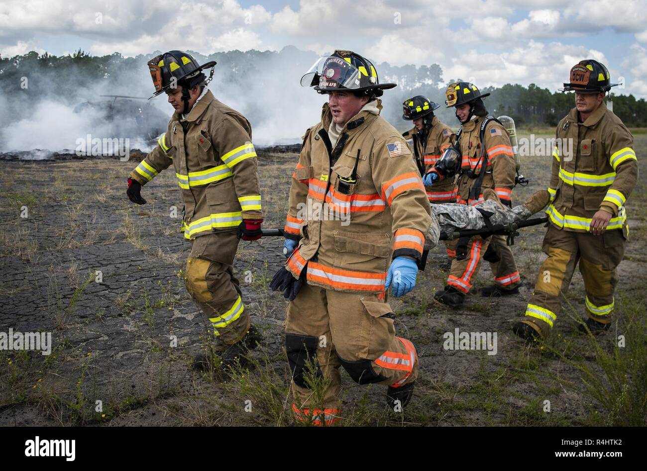 96Test Ala e Okala vigili del fuoco della contea di effettuare una simulazione di elicottero incidente vittima durante un incidente di massa esercizio ottobre 3 a Eglin Air Force Base, Fla. Sistema comunitario di esercitare nel profondo della gamma Eglin compresi 96TW primi responder, 6 Ranger del battaglione di formazione personale e di Okala County primi responder tra gli altri. L'esercizio di valutazione azioni Ranger e la base e le risposte locali sia per la caduta di un fulmine e elicottero incidente. Foto Stock