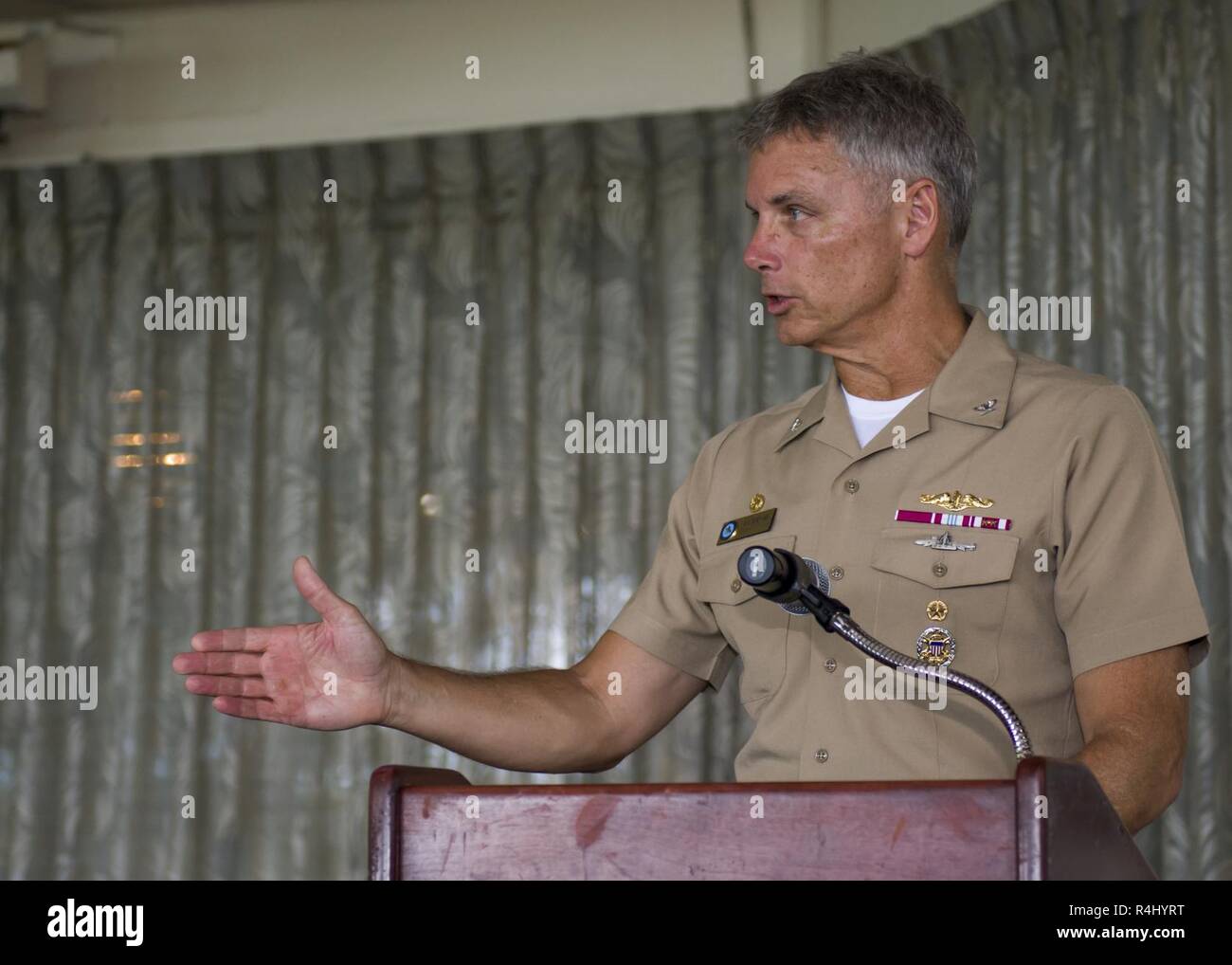 PEARL HARBOR (ott. 26, 2018) Capt. Jeff Bernard, commander, Base comune Harbor-Hickam perla (JBPHH), offre commento durante il 2018 JBPHH Laurea di riconoscimento cerimonia tenutasi sull'Hickam degli officer di club Lanai. I membri del servizio, le loro famiglie e amici e i Mentor hanno partecipato alla cerimonia che ha riconosciuto JBPHH active-dovere e riservare gli avieri, marinai e per il Dipartimento della Difesa civili che si sono laureati da scuole e università in 2018. Foto Stock