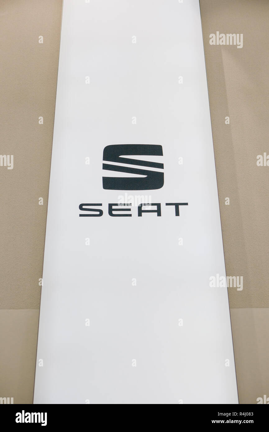Berlino, 29 agosto 2018: Il segno o il banner della sede sulla parete al Salone Auto - Volkswagen forum gruppi a Berlino. Foto Stock