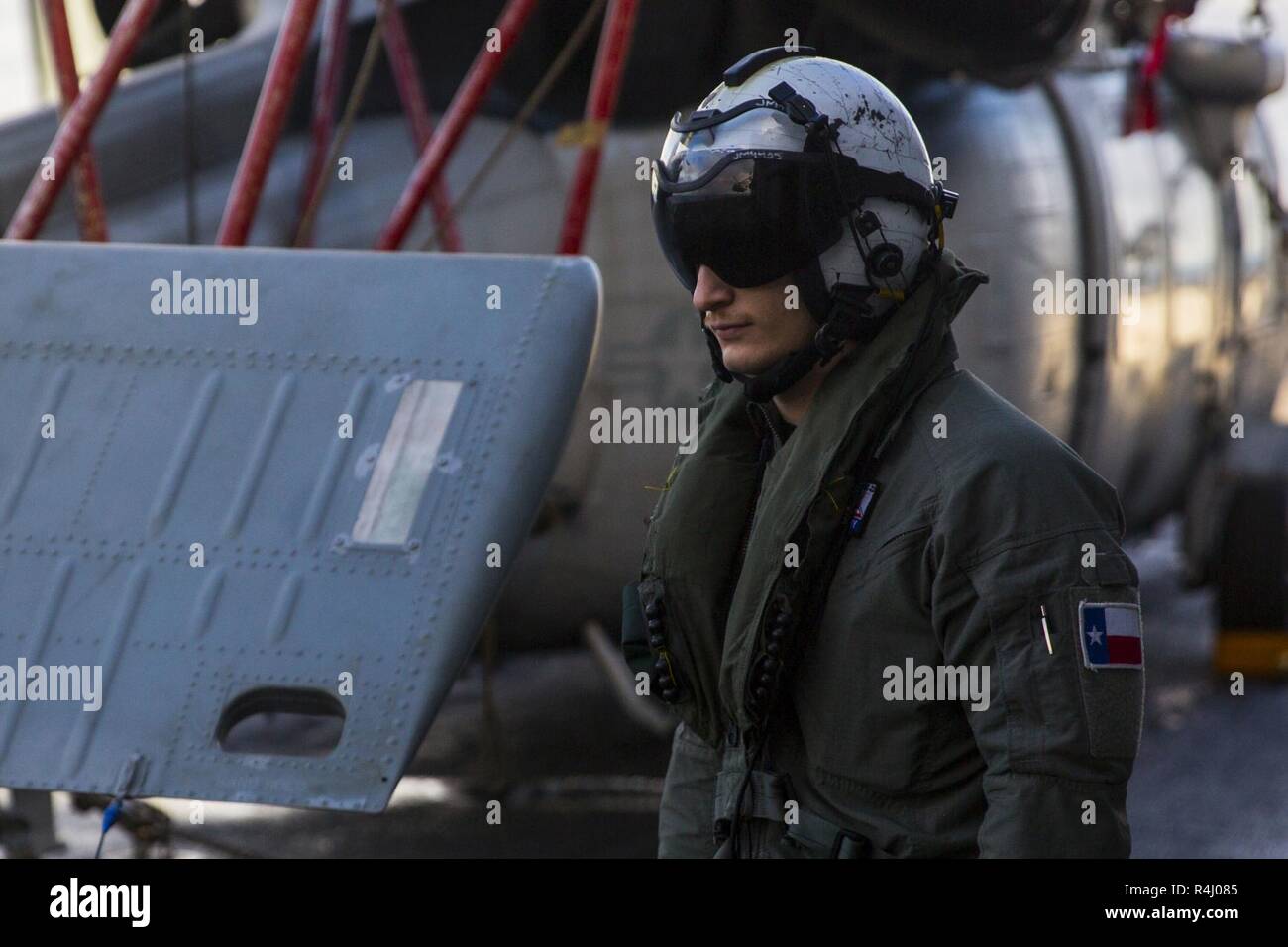 Un Marines orologi operazioni di volo sul ponte di volo a bordo della USS Iwo Jima (LHD 7) 26 ottobre, 2018. Marine gruppo aria 29 condotta iniziale delle operazioni di volo per il trasporto del personale e delle attrezzature per la Trident frangente live esercizio 18 che ha consentito per la ventiquattresima Marine Expeditionary Unit per funzionare come un Marine Air Ground Task Force. Foto Stock