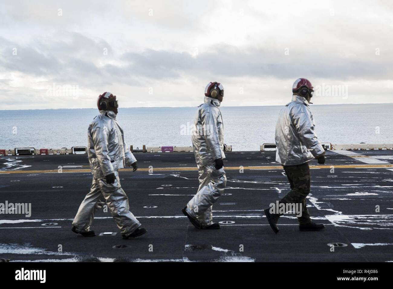 Crash e il team di recupero tornare alla loro P-25A firetruck dopo un drill incendio sul ponte di volo a bordo della USS Iwo Jima (LHD 7) 26 ottobre, 2018. Marine gruppo aria 29 condotta iniziale delle operazioni di volo per il trasporto del personale e delle attrezzature per la Trident frangente live esercizio 18 che ha consentito per la ventiquattresima Marine Expeditionary Unit per funzionare come un Marine Air Ground Task Force. Foto Stock