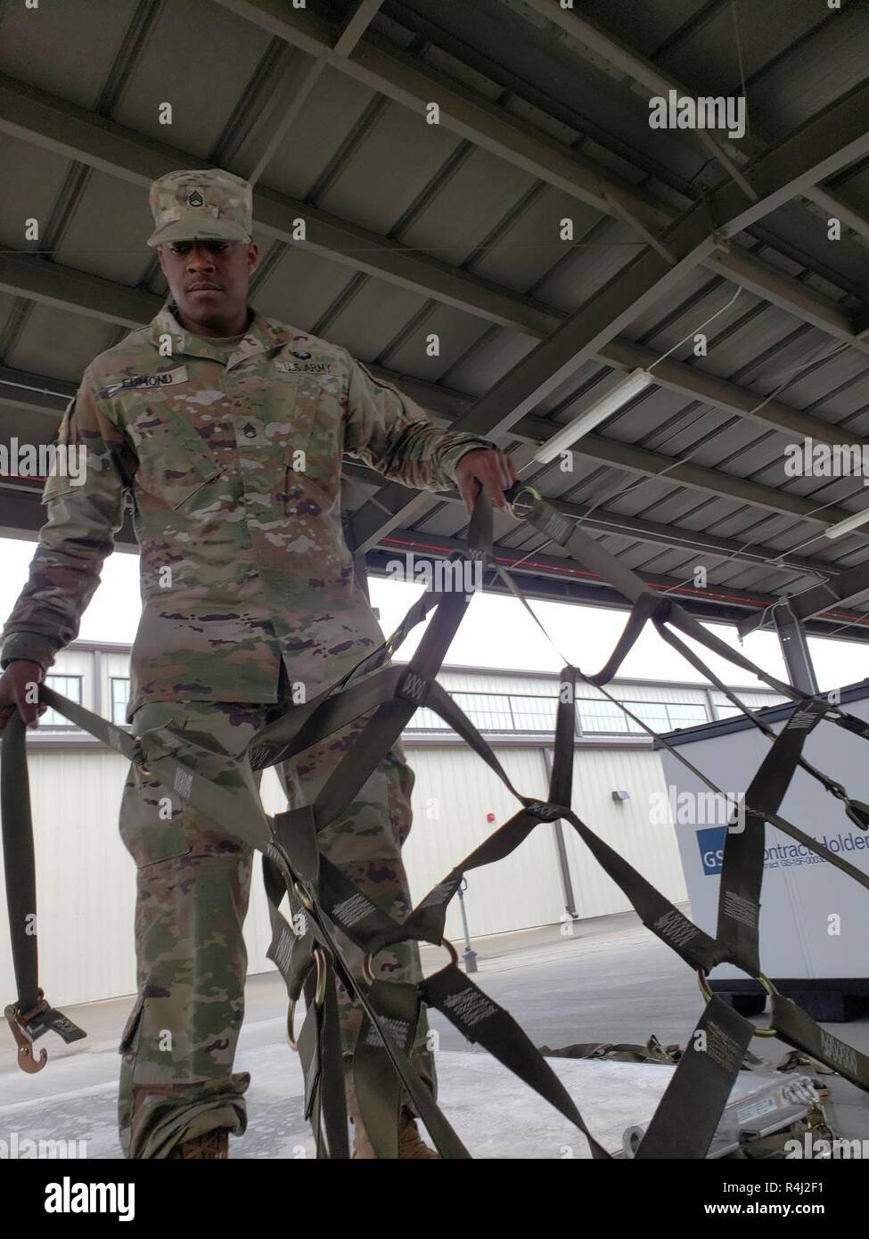 Stati Uniti Il personale dell'esercito Sgt. Avory Edmond, ingegnere xv Co., ingegnere xix battaglione, xx brigata ingegnere prepara un pallet per la spedizione come l'unità 21 inizia a prepararsi per una possibile implementazione insieme il sud-ovest della regione di confine a sostegno dei locali, statali e federali di perseguimento penale. Foto Stock