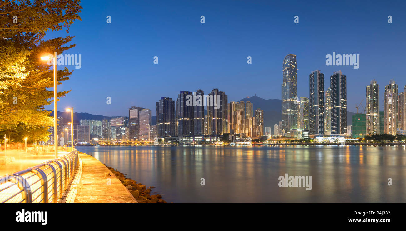 Tsing Yi Promenade e sullo skyline di Tsuen Wan con Nina Tower al tramonto, Tsuen Wan, Hong Kong, Cina Foto Stock