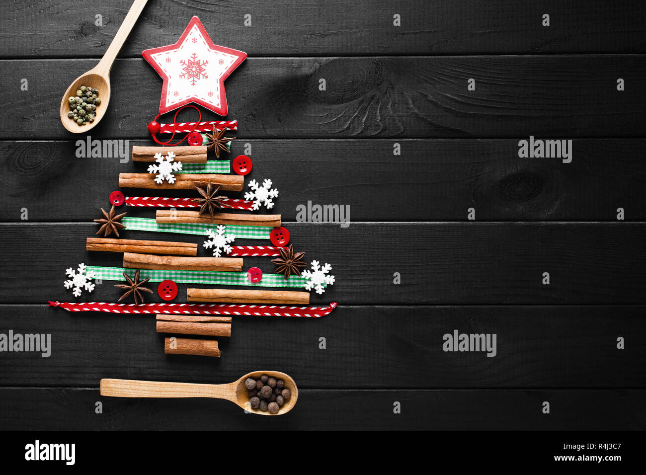 Albero di Natale fatto di cannella, anice, nastri e pulsanti Foto Stock