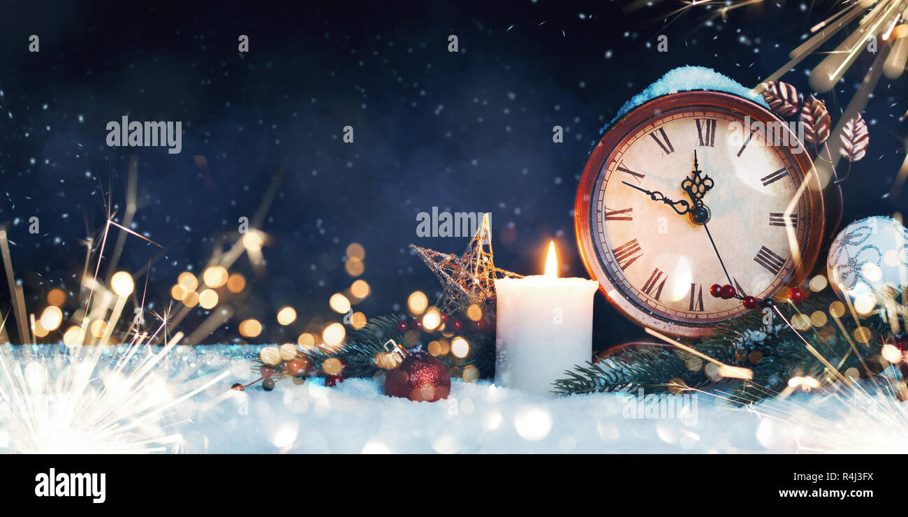 Anno nuovo orologio con decorazione sulla neve Foto Stock