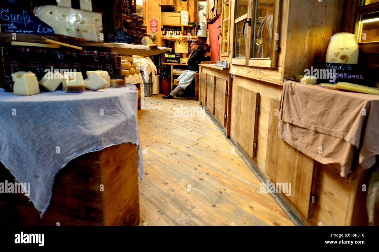 Pressione di stallo di formaggio nel mercato di Borough, Southwark, Londra, Inghilterra, Regno Unito. Foto Stock