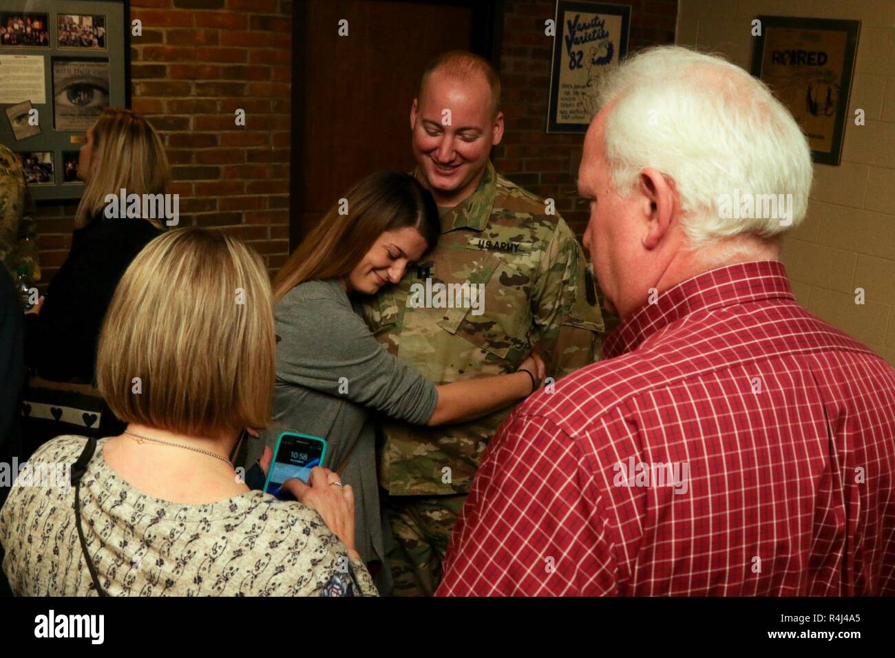 Il cap. Aaron Smith, trascorre del tempo con i propri cari, dopo la chiamata a dovere la cerimonia della sede e Sede batteria, 174ma la difesa aerea brigata di artiglieria ott. 28, 2018 in Gahanna, Ohio. L'unità è la distribuzione in Germania il supporto di funzionamento Atlantic risolvere, dove esso fornirà supervisione Supervisione di breve raggio di difesa aerea a formazioni di artiglieria di stanza in Europa, come parte del Parlamento la dissuasione iniziativa. Foto Stock