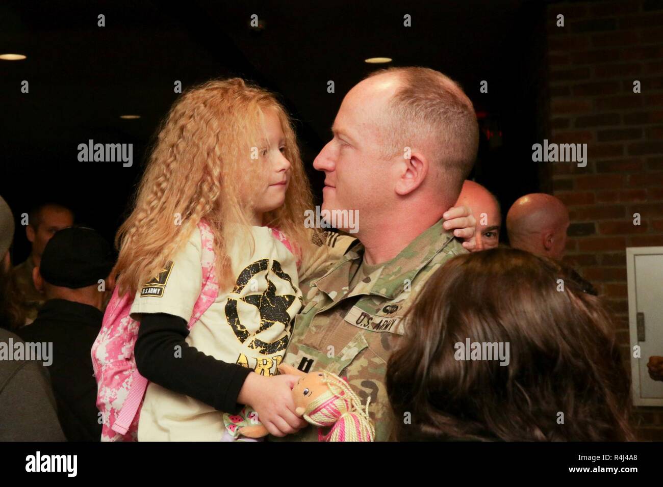 Il cap. Anthony Vogel trascorre del tempo con i propri cari in seguito alla chiamata al dovere cerimonia per la sede centrale e sede batteria, 174ma la difesa aerea brigata di artiglieria ott. 28, 2018 in Gahanna, Ohio. L'unità è la distribuzione in Germania a sostegno del funzionamento Atlantic risolvere, dove esso fornirà supervisione Supervisione di breve raggio di difesa aerea a formazioni di artiglieria di stanza in Europa, come parte del Parlamento la dissuasione iniziativa. Foto Stock