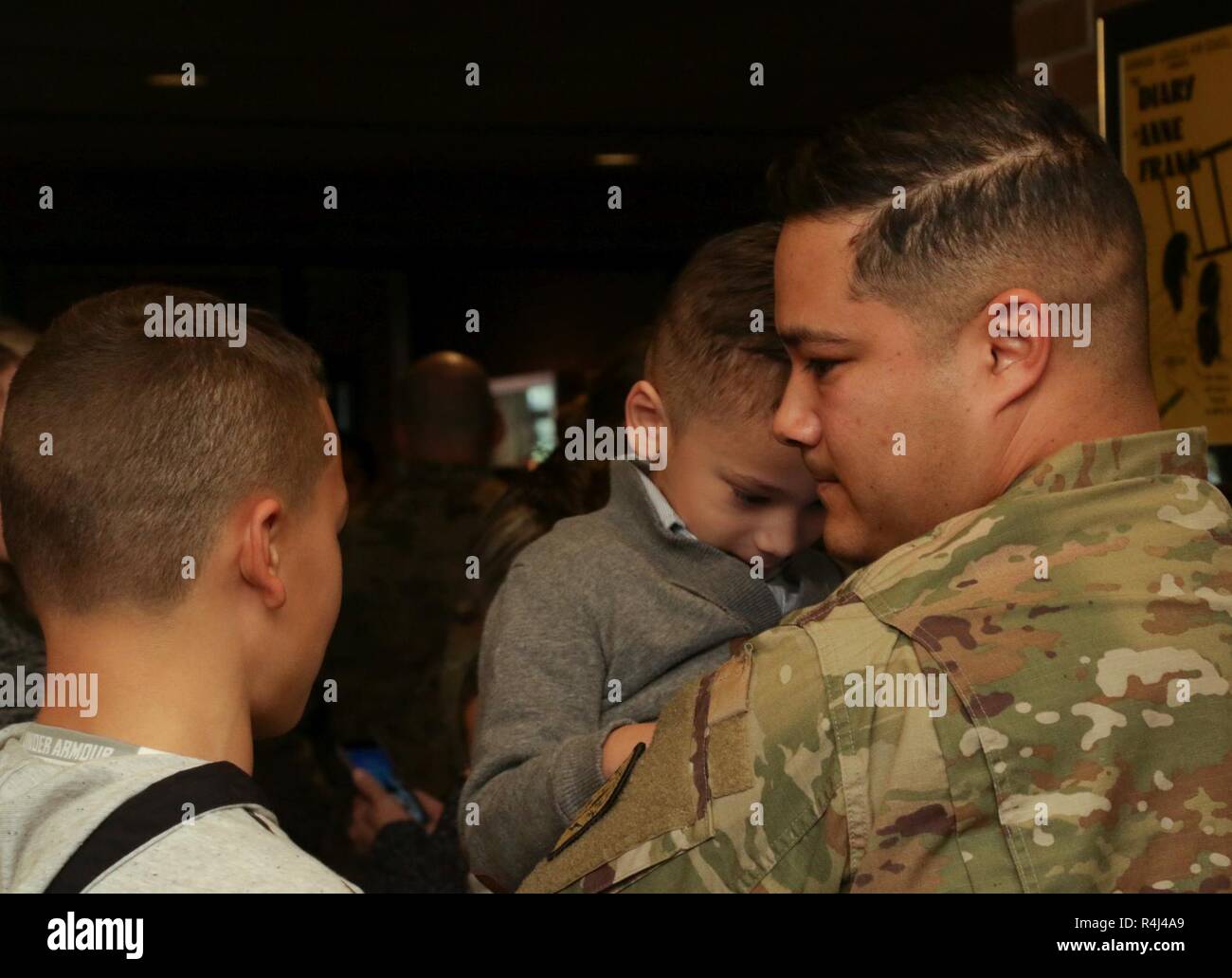 Il personale Sgt. Edwin Pina trascorre del tempo con i propri cari in seguito alla chiamata al dovere cerimonia per la sede centrale e sede batteria, 174ma la difesa aerea brigata di artiglieria ott. 28, 2018 in Gahanna, Ohio. L'unità è la distribuzione in Germania a sostegno del funzionamento Atlantic risolvere, dove esso fornirà supervisione Supervisione di breve raggio di difesa aerea a formazioni di artiglieria di stanza in Europa, come parte del Parlamento la dissuasione iniziativa. Foto Stock