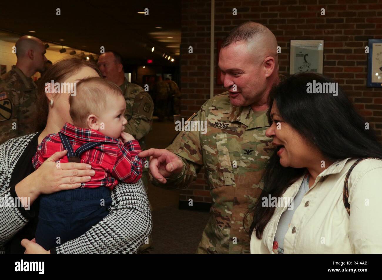 Il cap. Aaron Smith trascorre del tempo con i propri cari in seguito alla chiamata al dovere cerimonia per la sede centrale e sede batteria, 174ma la difesa aerea brigata di artiglieria ott. 28, 2018 in Gahanna, Ohio. L'unità è la distribuzione in Germania a sostegno del funzionamento Atlantic risolvere, dove esso fornirà supervisione Supervisione di breve raggio di difesa aerea a formazioni di artiglieria di stanza in Europa, come parte del Parlamento la dissuasione iniziativa. Foto Stock