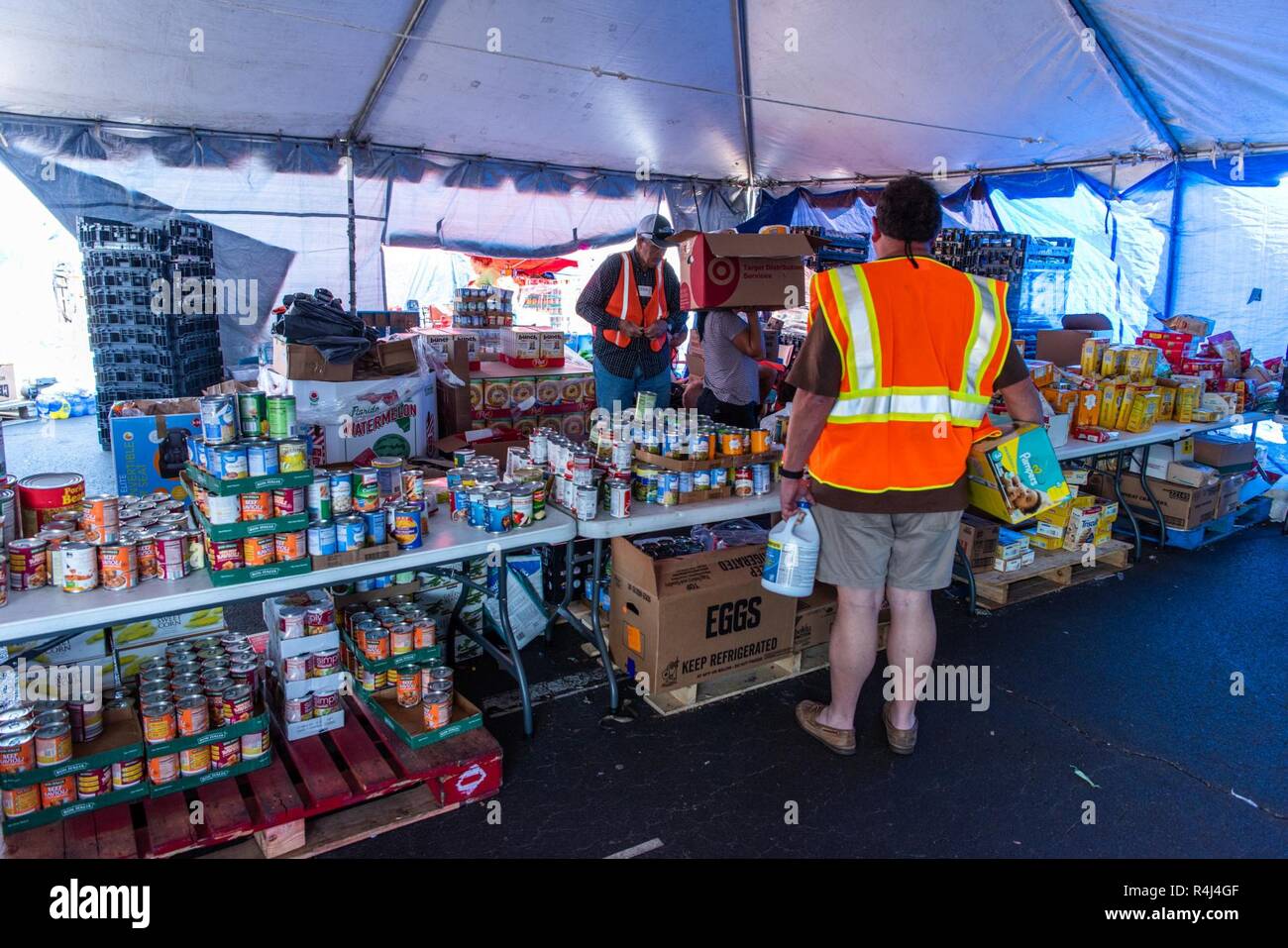 Panama City, FL., Ott30, 2018--Sud Convenzione battista Disaster Relief ha attivato le unità di cottura e punti di distribuzione nonché di soccorso in caso di catastrofe rimorchi con docce e rondelle e negli essiccatoi per assistere i sopravvissuti dell'Uragano Michael. FEMA/K.C. Wilsey Foto Stock