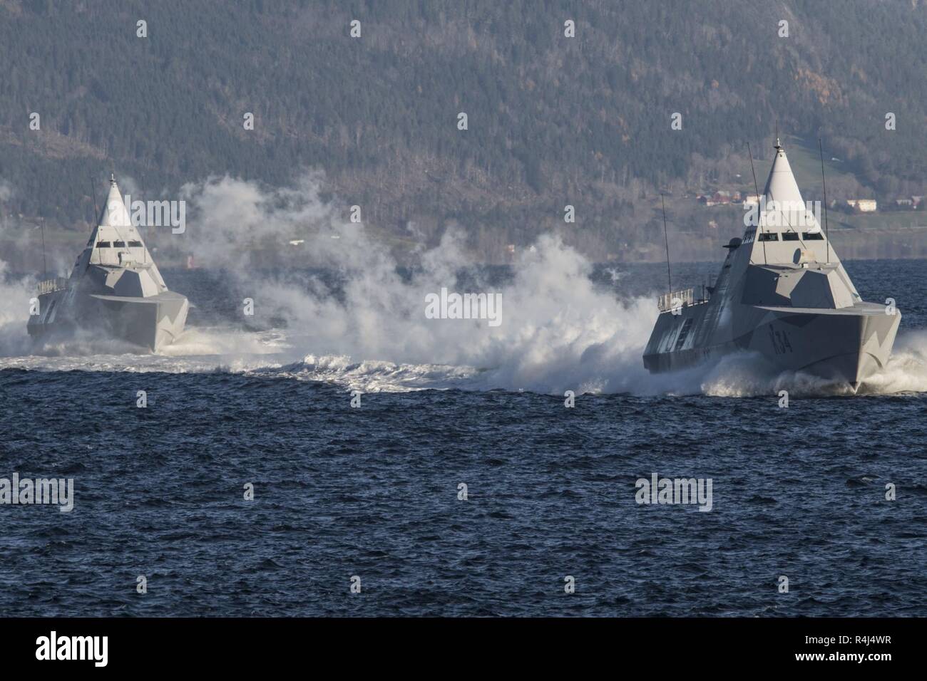 Sua Maestà svedese di navi NYKOPING e vela di Karlstad attraverso il fiordo di Trondheim durante l'esercizio TRIDENT frangente il 26 ottobre 2018. Con circa 50.000 personale partecipante in Trident frangente 2018, è uno dei più grandi esercitazioni NATO negli ultimi anni. Circa 250 velivoli, 65 navi e più di 10.000 veicoli sono coinvolti nell'esercizio in Norvegia. Foto Stock