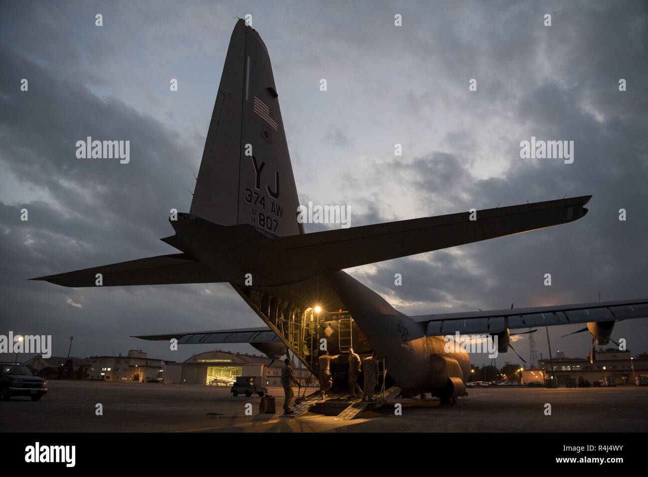 I membri del team Yokota caricare un camion di carburante su una C-13J Super Hercules per la consegna alle Isole Mariana, Ott. 26, 2018 a Yokota Air Base, Giappone. I membri del servizio dalla regione di giunzione e Marianne Indo-pacifico comando sono fornendo il Dipartimento della Difesa sostegno alla Repubblica della Mariana Islands settentrionale' civile e funzionari locali come parte del FEMA-supportato Typhoon Yutu gli sforzi di recupero. Foto Stock