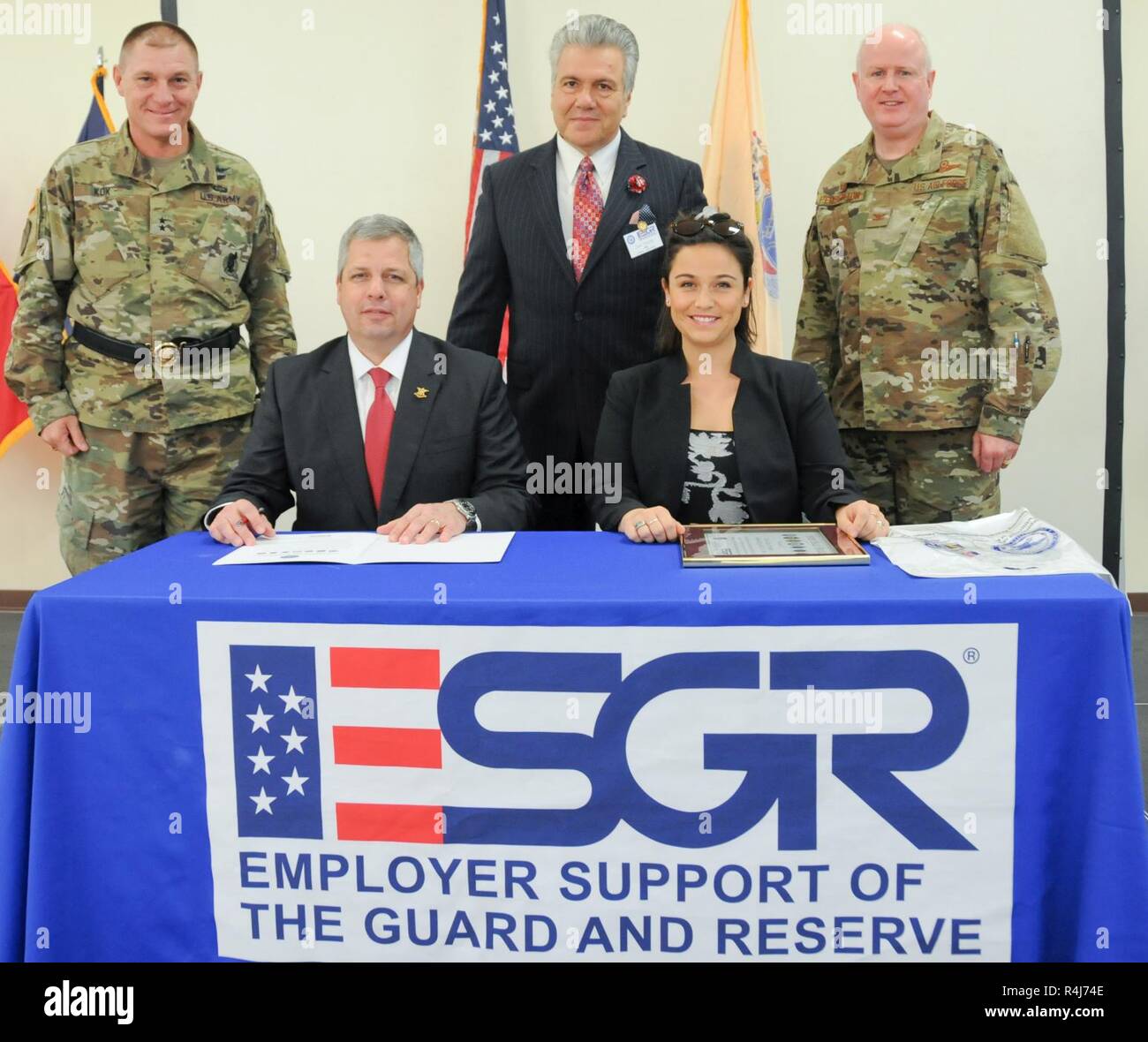 Ritchie & pagina società distributrice riceve il supporto del datore di lavoro della Guardia e riserva di sette sigilli Award ott. 30 presso il New Jersey National Guard armory in Bordentown, New Jersey. Nella foto sono (da sinistra): Il Mag. Gen. Troy D. Kok, Comandante generale degli Stati Uniti Esercito della riserva 99th disponibilità divisione; Chris Natale, presidente di Ritchie & pagina; Donald M. Tretola, New Jersey ESGR membro sedia; Emma Natale, direttore del marketing e della comunicazione per Ritchie & pagina; e Col. Thomas O. Pemberton, comandante dell'U.S. Air Force della riserva 514th aria mobilità ala. ESGR presentato il premio in reco Foto Stock