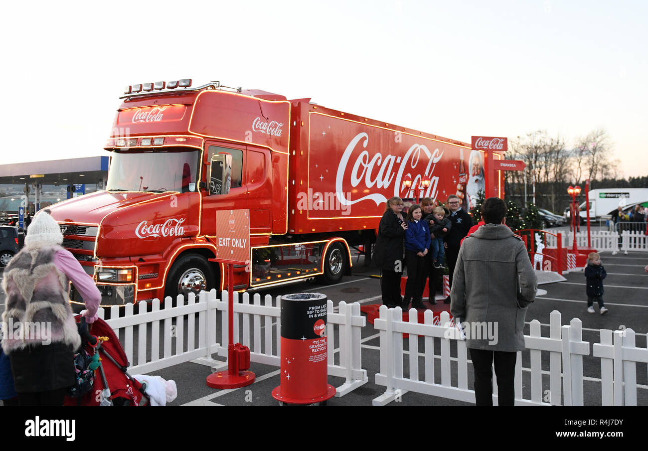 Una vista del Natale Coca-Cola carrello che tours il Regno Unito all'inizio della stagione festiva e attrae folle di famiglie. Foto Stock