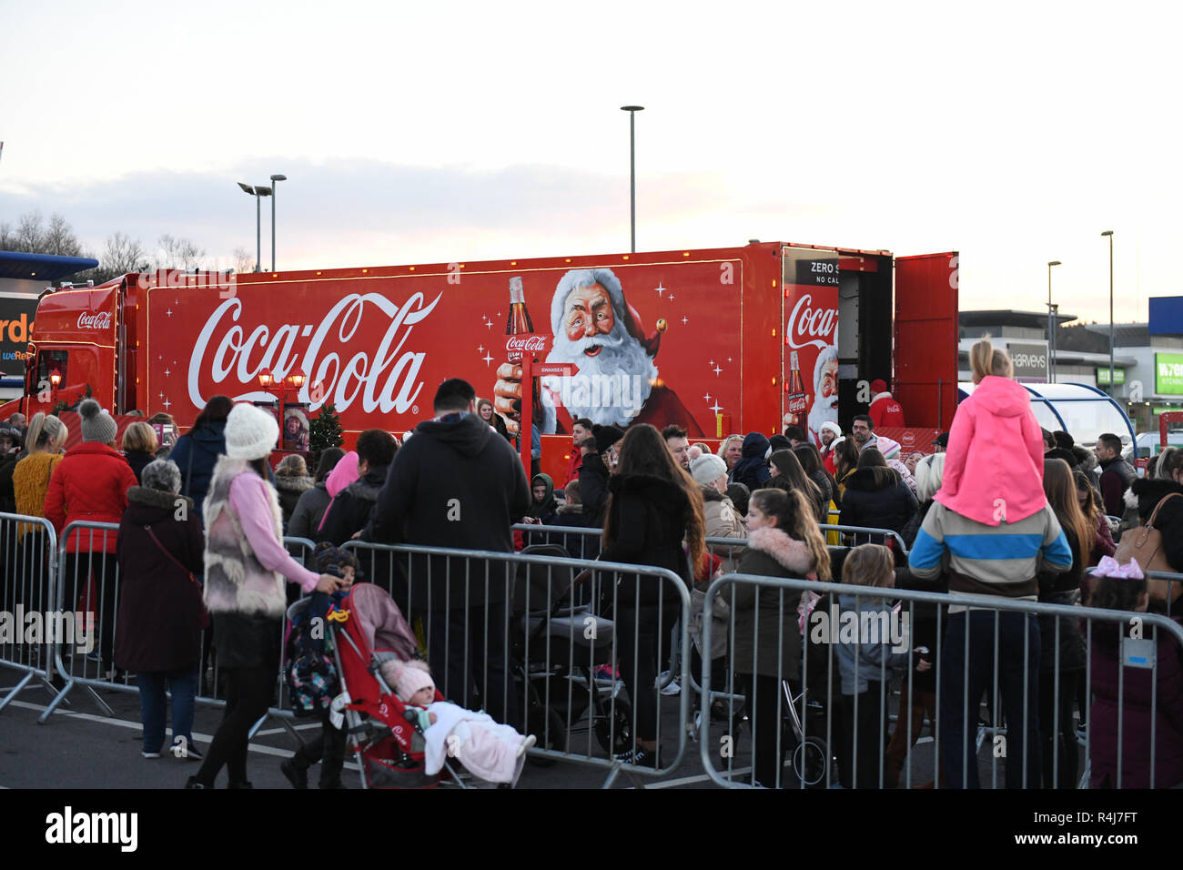 Una vista del Natale Coca-Cola carrello che tours il Regno Unito all'inizio della stagione festiva e attrae folle di famiglie. Foto Stock