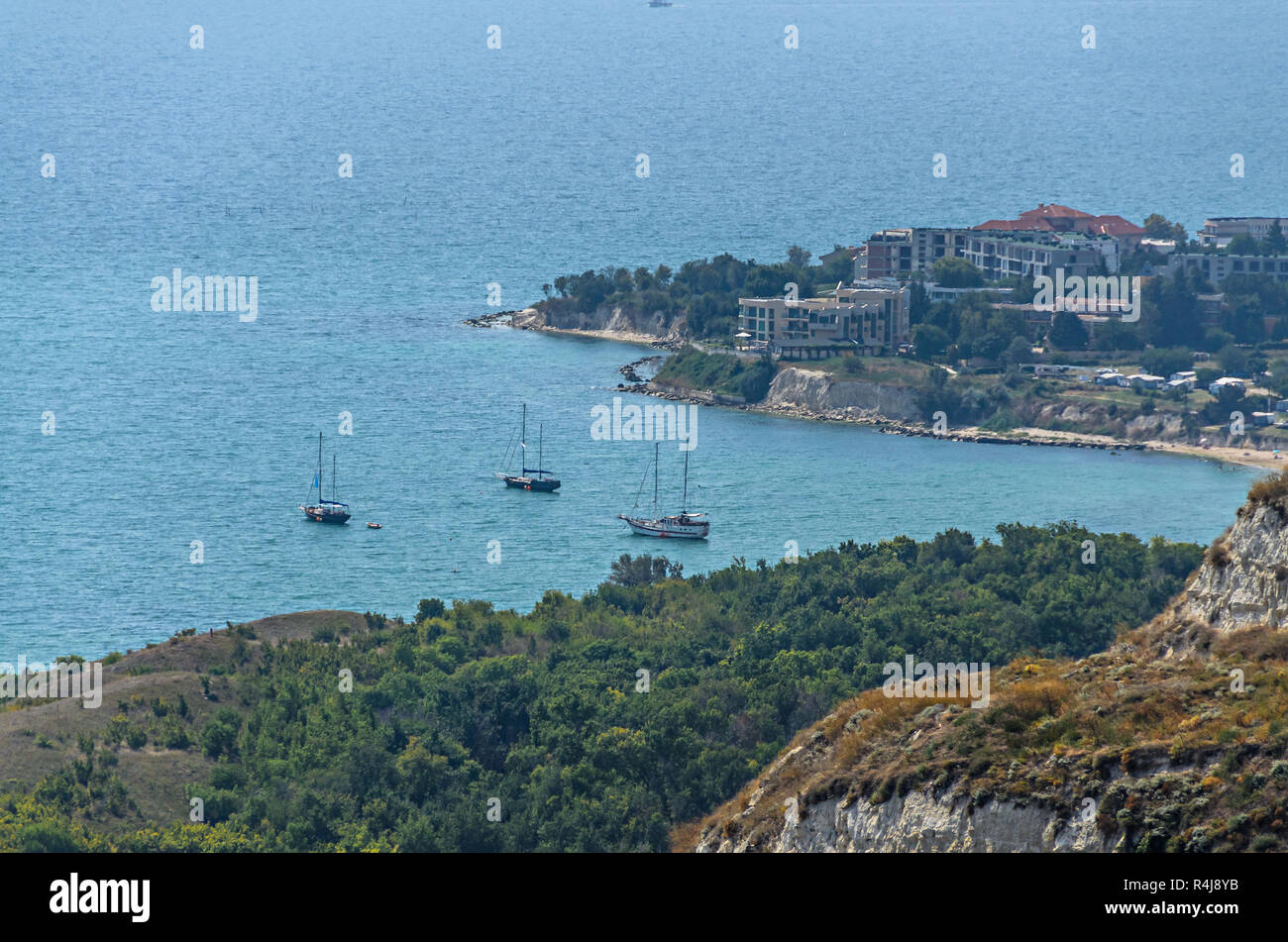 Green Thracian scogliere vicino blu chiare acque del Mar Nero, golf barche, percorso roccioso sul mare. Foto Stock