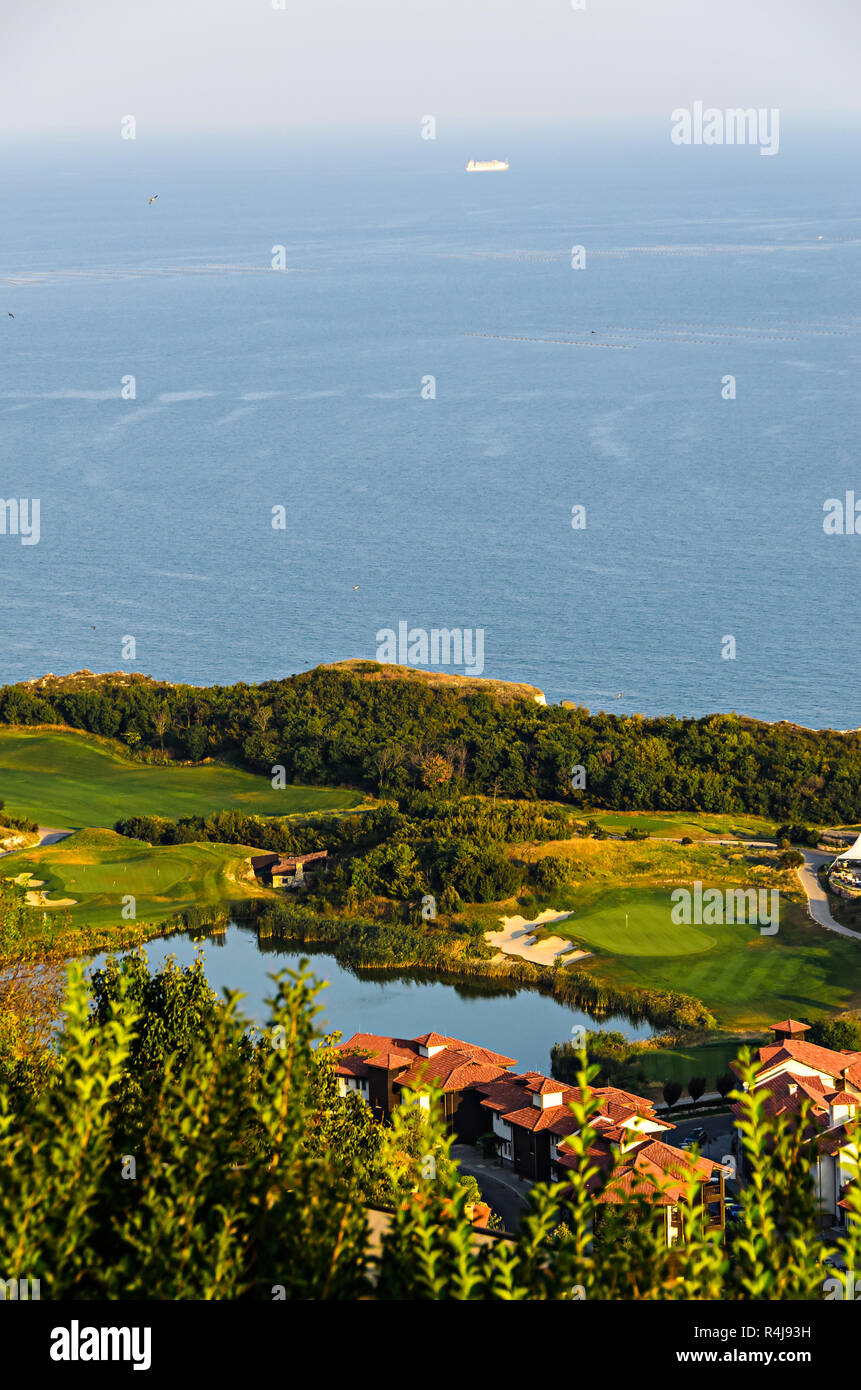 Green Thracian scogliere vicino blu chiare acque del Mar Nero, Lago di terreno da golf. Foto Stock