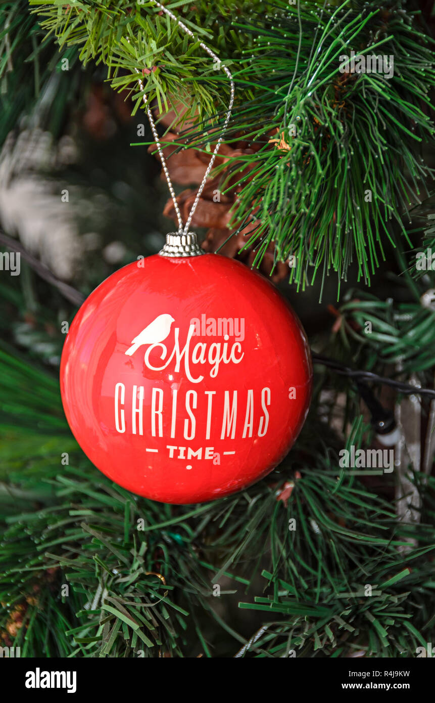 Albero di natale appeso ornamento, Red Globe con scrivere la magia di Natale tempo, vicino. Foto Stock