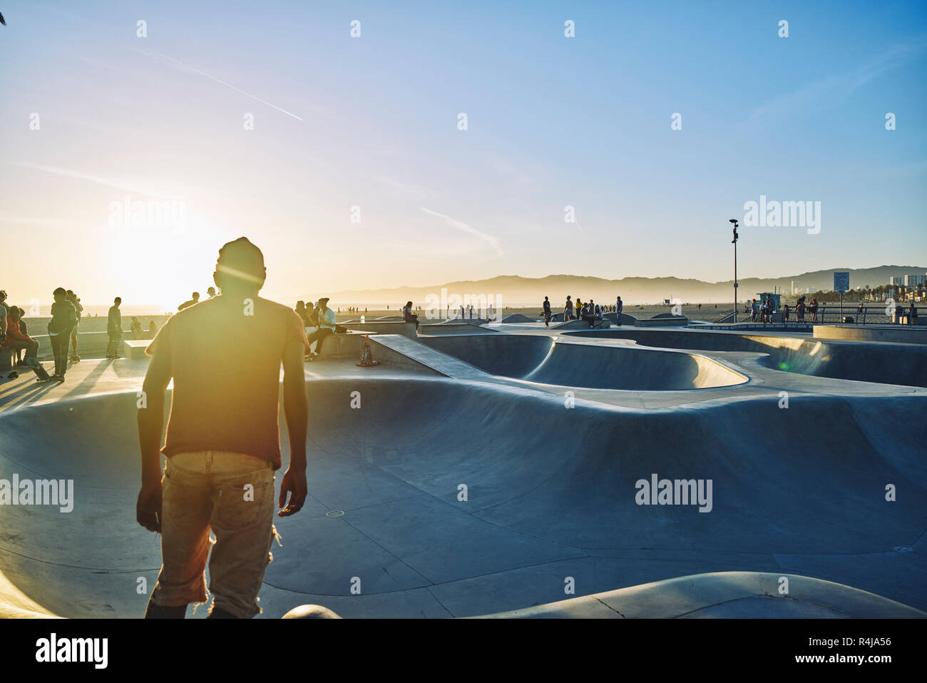 Ragazzo adolescente lo skateboard a Venice Beach, Stati Uniti d'America Foto Stock