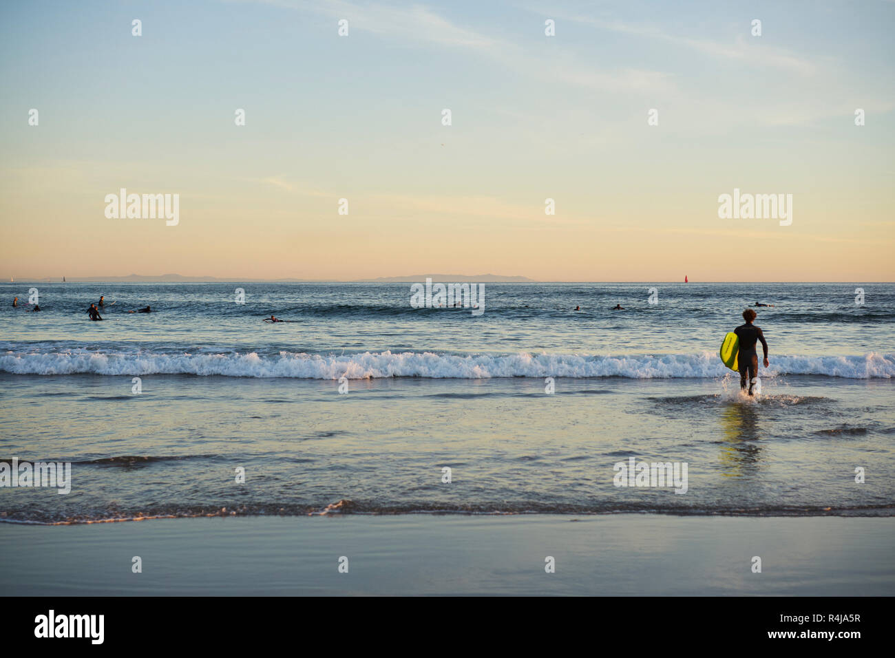Surfer al tramonto a Venice Beach, Stati Uniti d'America Foto Stock