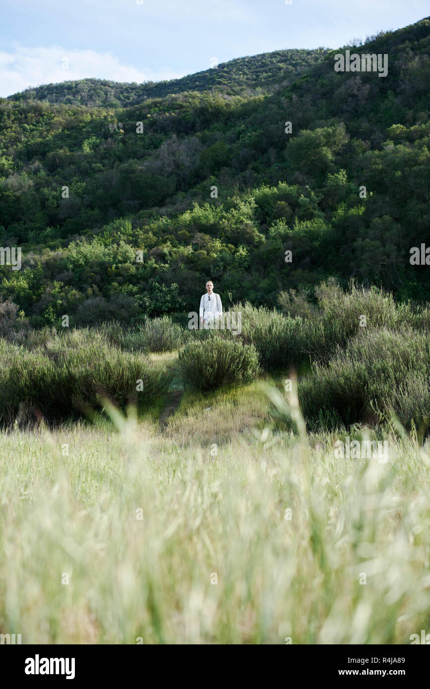 Uomo in piedi nel campo in California, Stati Uniti d'America Foto Stock