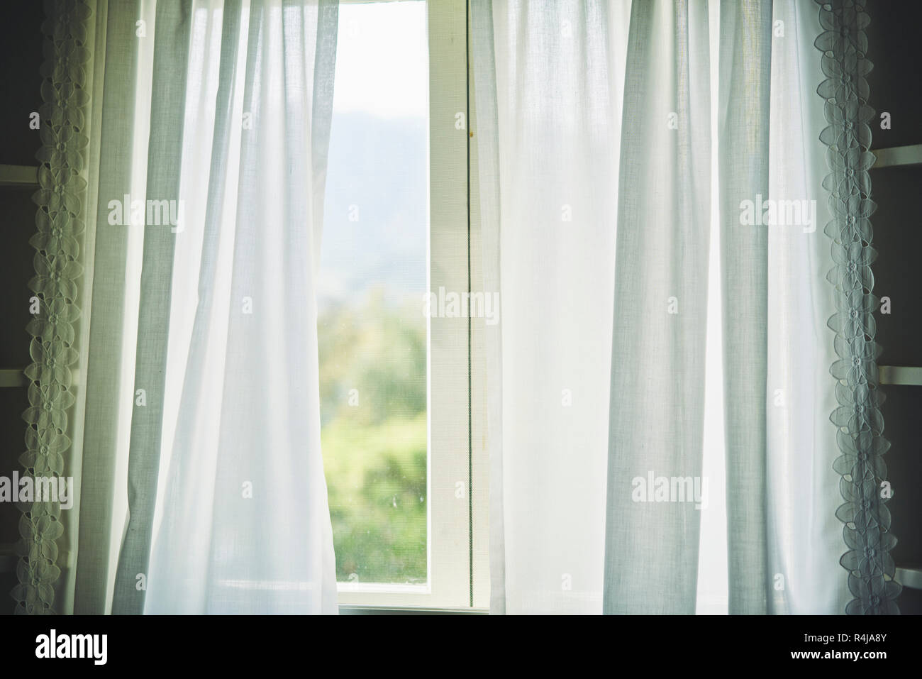 Tende bianche sulla finestra chiusa Foto Stock