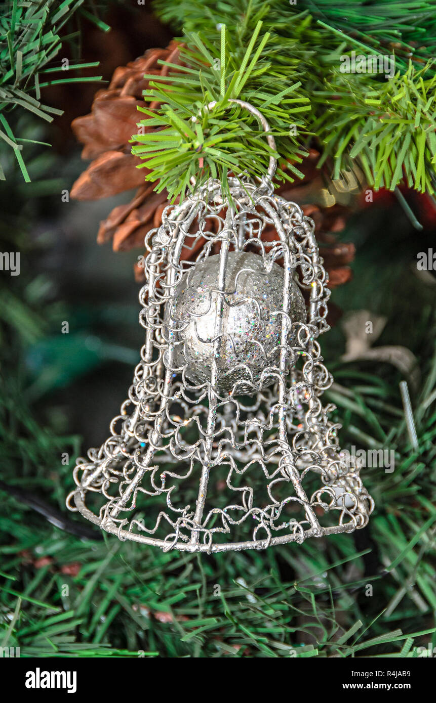 Albero di natale appeso ornamento, argento campana, close up Foto Stock