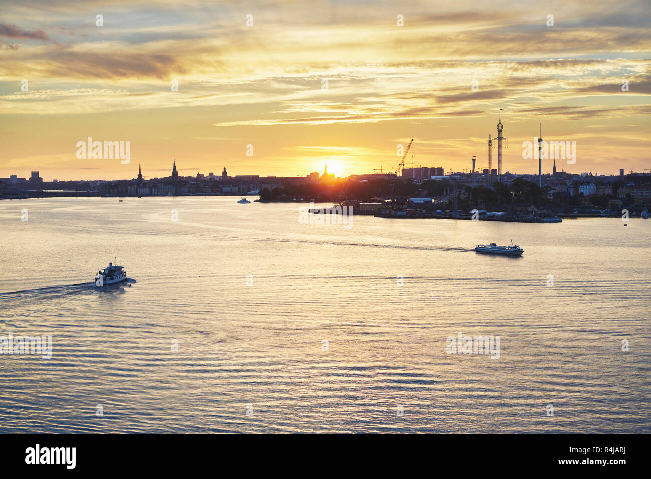 Nave passeggeri sul fiume al tramonto a Stoccolma, Svezia Foto Stock