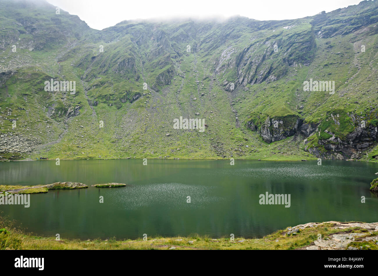 Il ghiacciaio chiamato lago Balea (Balea Lac) sulla strada Transfagarasan da Monti Fagaras. Foto Stock