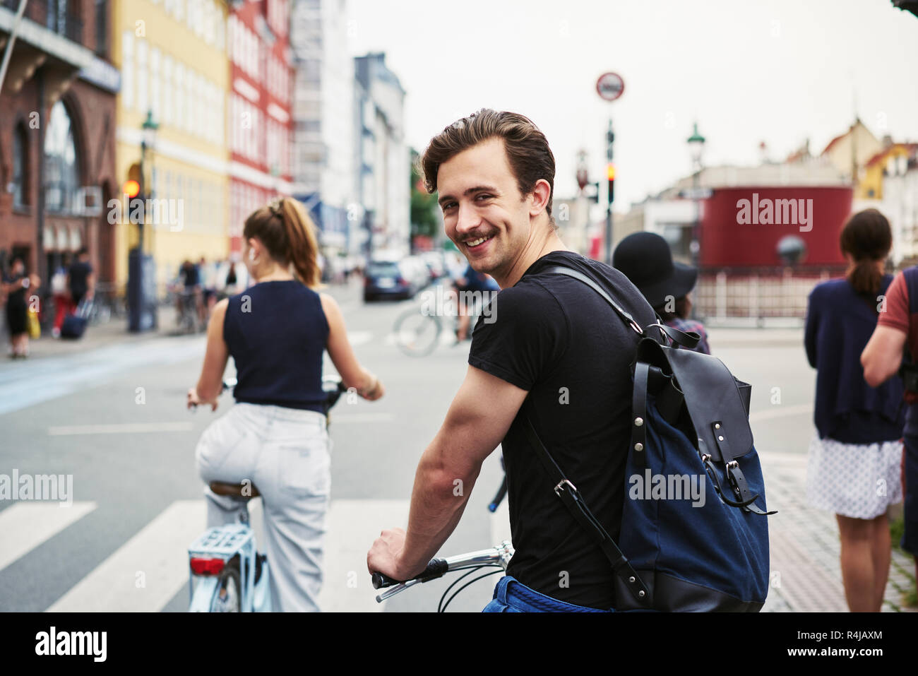 Giovane uomo in sella ad una bicicletta a Copenhagen, Danimarca Foto Stock