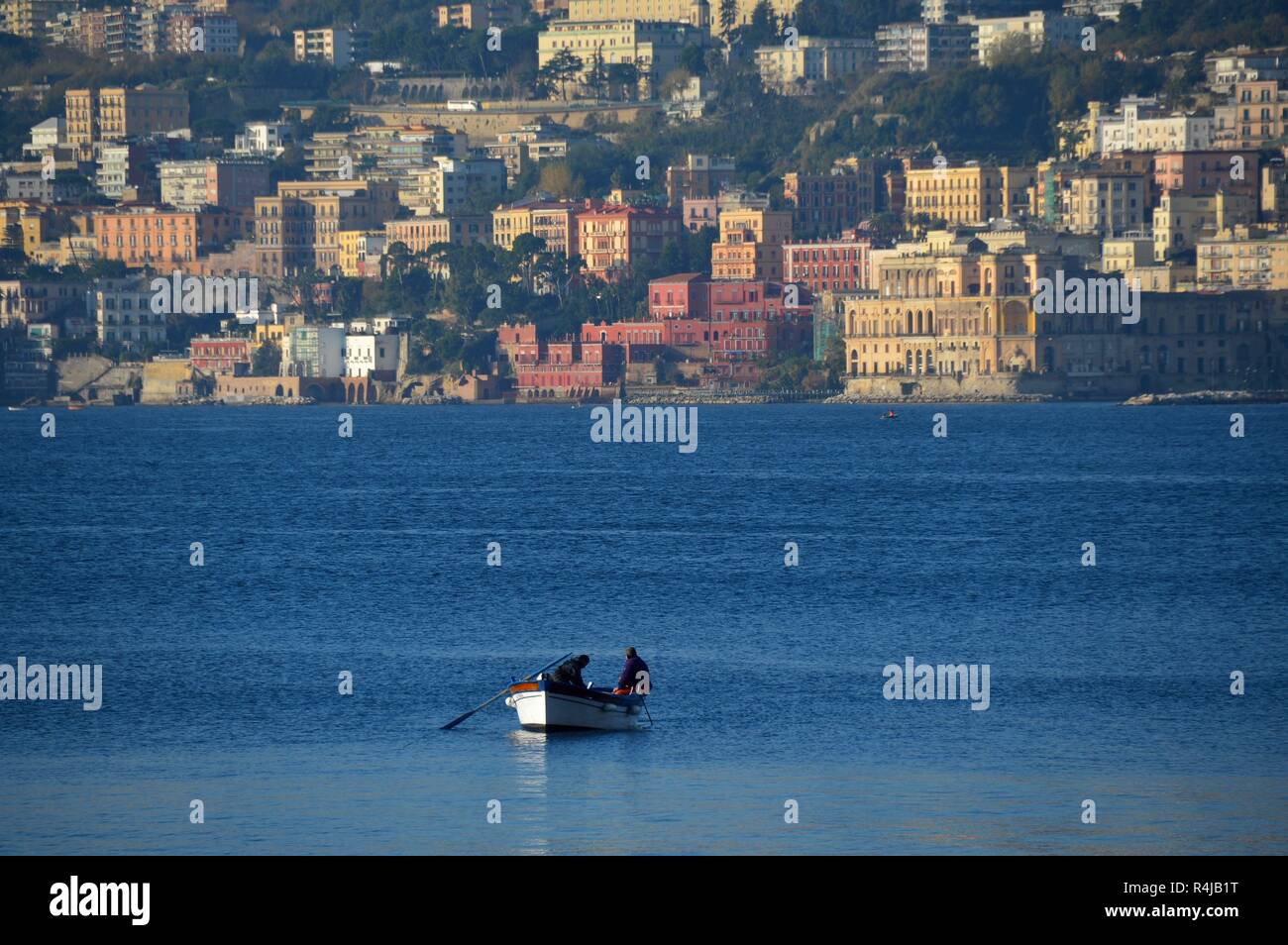 Una piccola barca a remi nel Golfo di Napoli, Italia Foto Stock